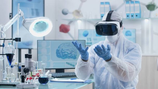 Naukowiec chemik lekarz noszenie wirtualnej rzeczywistości zestaw słuchawkowy analizując fale mózgowe - Zdjęcie, obraz