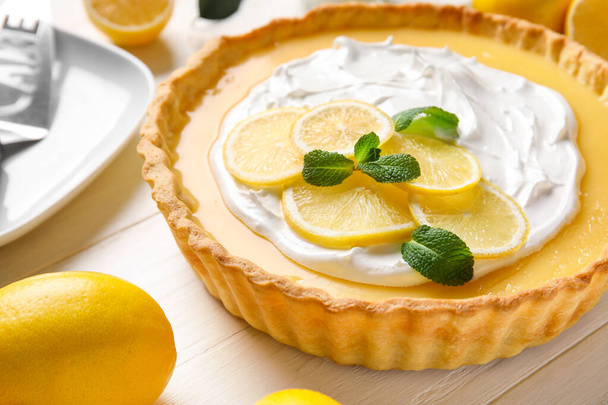 Délicieuse tarte au citron sur la table - Photo, image
