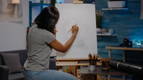 Жінка африканської американської етнічної приналежності малює вазу - Фото, зображення