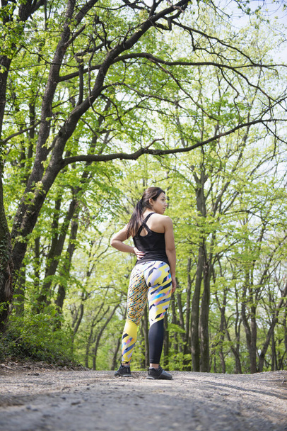 Tyttö poseeraa hänen värikäs jooga housut - Valokuva, kuva