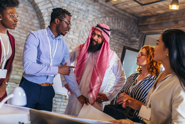 Gente de negocios multicultural reuniéndose y hablando de negocios. Empresarios árabes en una reunión - Foto, imagen