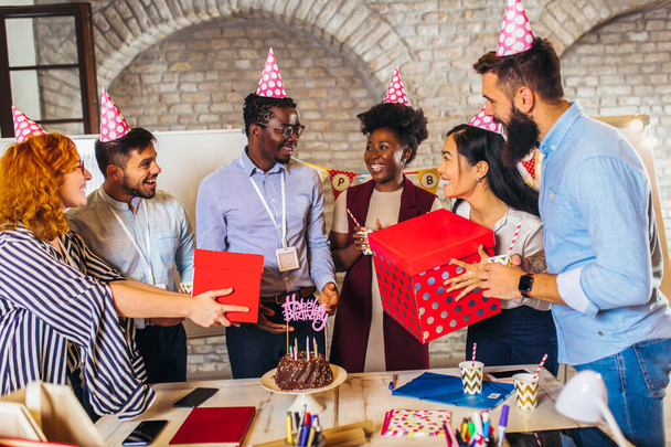 Les hommes d'affaires célèbrent l'anniversaire de leurs collègues au bureau
 - Photo, image