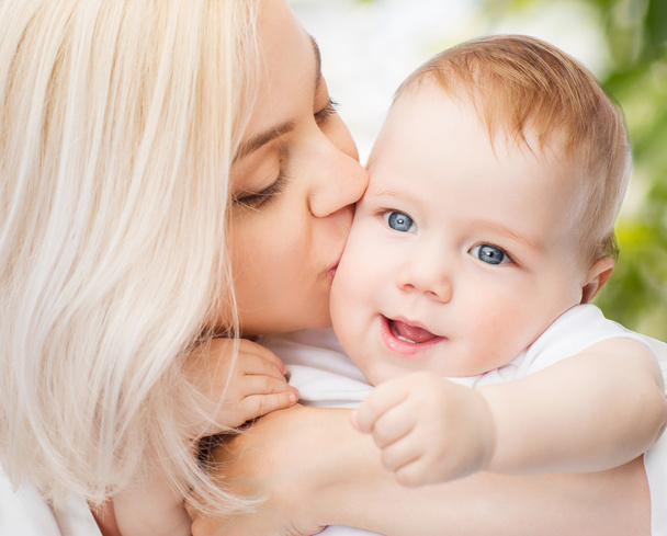 onnellinen äiti suudella hymyilevä vauva
 - Valokuva, kuva