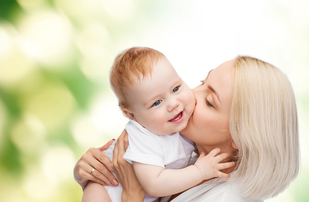 mãe feliz beijando bebê sorridente
 - Foto, Imagem