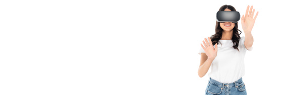 allegra donna bruna in realtà virtuale auricolare toccare qualcosa mentre il gioco isolato su bianco, banner - Foto, immagini