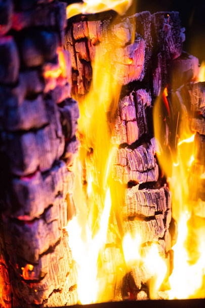 burning and glowing wood logs - Fotografie, Obrázek