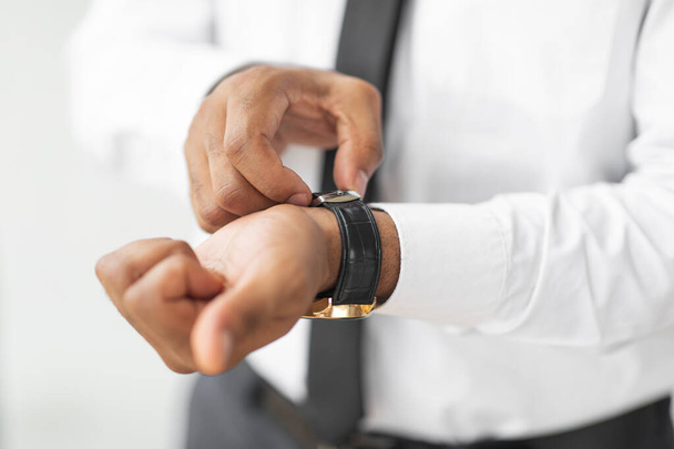 Κοντινό πλάνο του Αφροαμερικανού επιχειρηματία που φοράει ακριβό ρολόι χειρός - Φωτογραφία, εικόνα