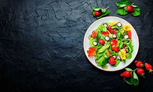 Friss vegán saláta zöld érett eperrel Nyári vitaminsaláta. - Fotó, kép