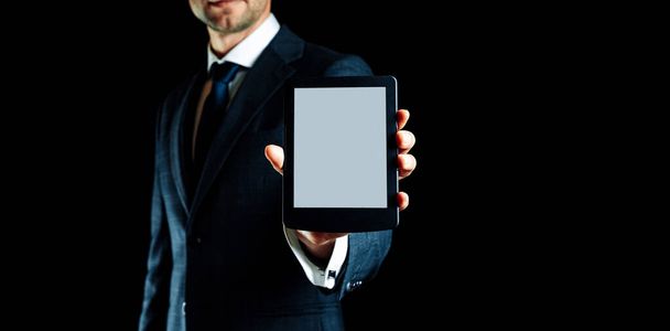Leser. Digitales E-Book, Bibliotheksleser Tablet in der Hand des Geschäftsmannes. E-Book, elektronisches Mobilitätskonzept für das Internet - Foto, Bild