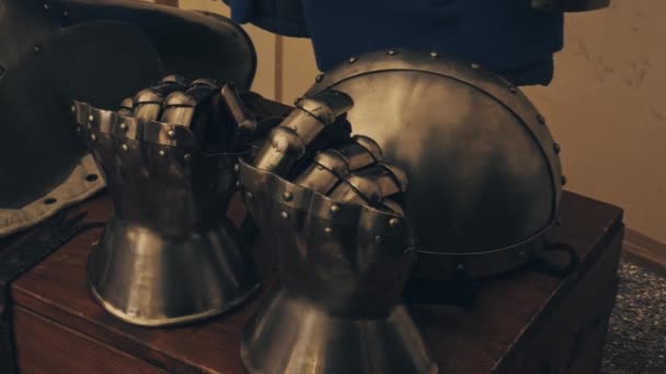 κοντινό πλάνο της μεσαιωνικής πανοπλίας, γάντια και κράνος - Πλάνα, βίντεο