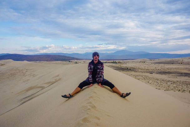 Traveler in sand dunes in Chara desert in Kodar nature reserve - 写真・画像