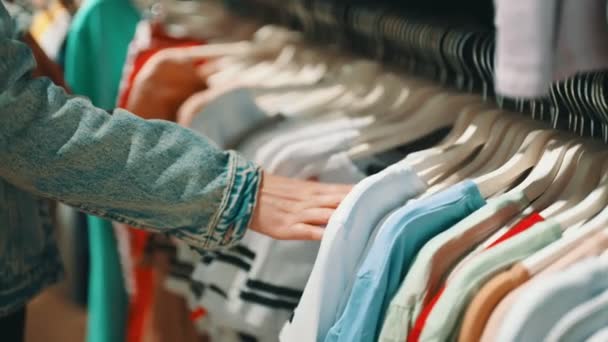 Frau wählt Kleidung im Outlet-Store. - Filmmaterial, Video