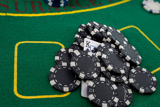 на зеленому покерному столі грають карти, і багато кольорових фішок. концепція покеру
 - Фото, зображення