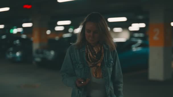 Žena odemykání její auto s klíčem v podzemí parkoviště. - Záběry, video