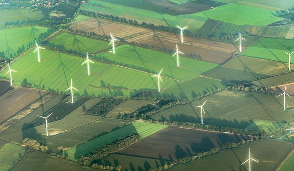 Vista aérea de um moderno parque eólico gerador de electricidade
  - Foto, Imagem
