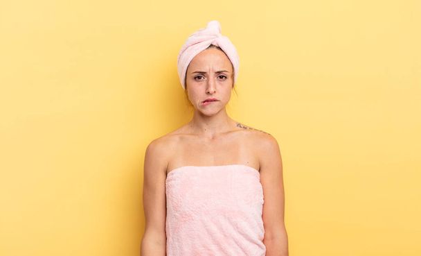 pretty woman looking puzzled and confused. shower and beauty concept - 写真・画像