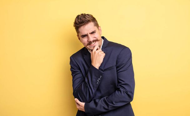 businessman smiling with a happy, confident expression with hand on chin - Foto, immagini