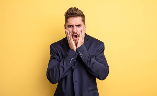 businessman feeling shocked and scared - Foto, afbeelding