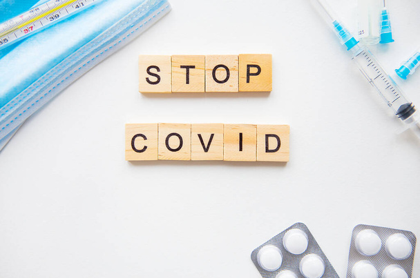 Coronavirus yazıtlarını durdurun. Covid-19 'a karşı aşı hazırlığı. Şırınga, aşı, hap, tıbbi maske. - Fotoğraf, Görsel