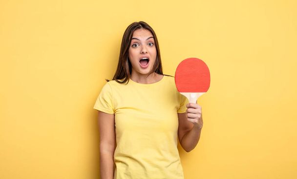 pretty woman looking very shocked or surprised. ping pong concept - Foto, imagen
