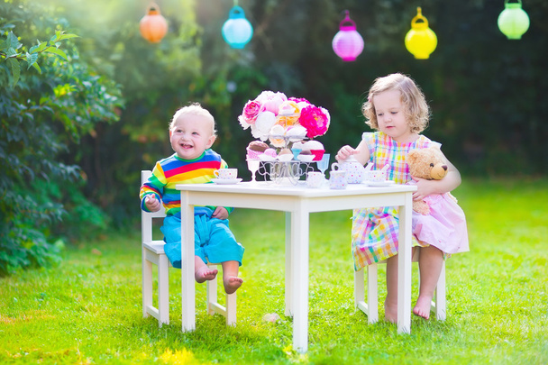 Crianças em festa de chá de boneca
 - Foto, Imagem