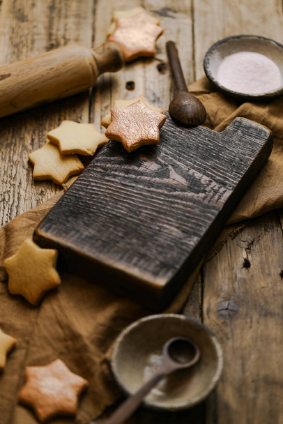Biscuits aux amandes avec glaçage aux baies sur des planches en bois avec glaçage aux baies - Photo, image