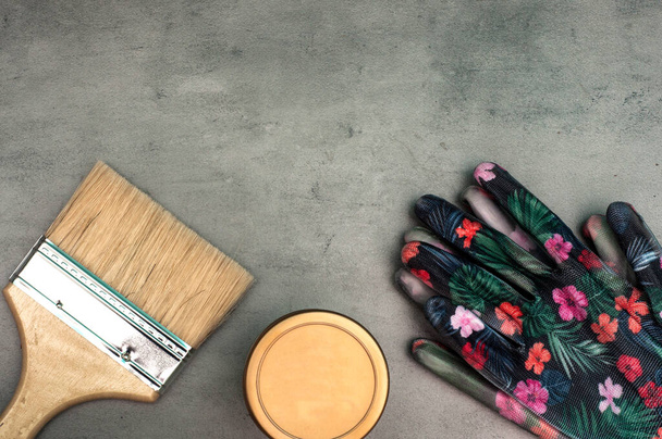 пензлик, рукавички та фарби на сірому фоні
 - Фото, зображення