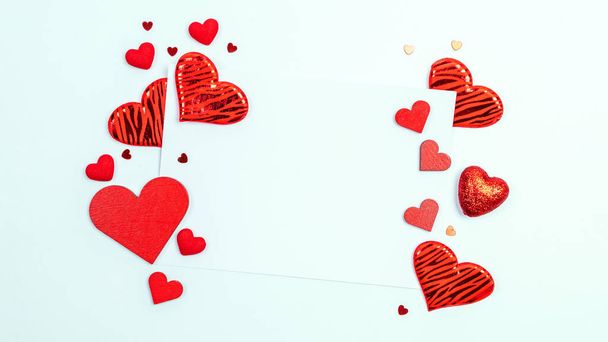 Hintergrund Valentinstag. Rotes Herz, romantisches Geschenk auf weißem Liebes-Hintergrund. Valentinsherz-Dekoration für flache Laien-Banner mit Kopierraum - Foto, Bild