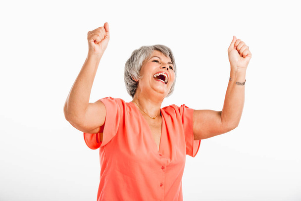 Mulher velha feliz com ambos os braços no ar, isolado em um fundo branco
 - Foto, Imagem