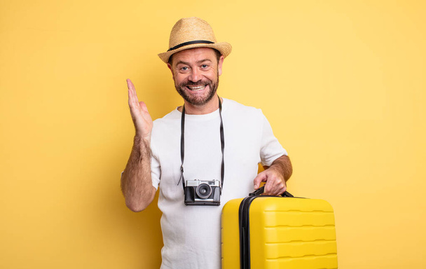 middle age man tourist feeling happy, surprised realizing a solution or idea. travel concept - Fotoğraf, Görsel