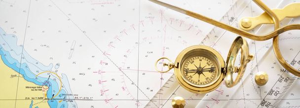 Reloj de sol dorado, vintage antiguo W & HC 6 "calibradores divisores de latón herramienta náutica carta de navegación, regla paralela, carta blanca de edad primer plano. Bodegón vintage. Vela, accesorios de viaje - Foto, Imagen