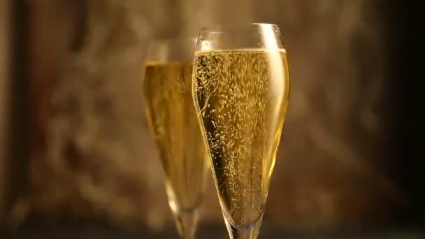 Bubbles in glasses with champagne against the background of lights. Selective focus. - Video, Çekim