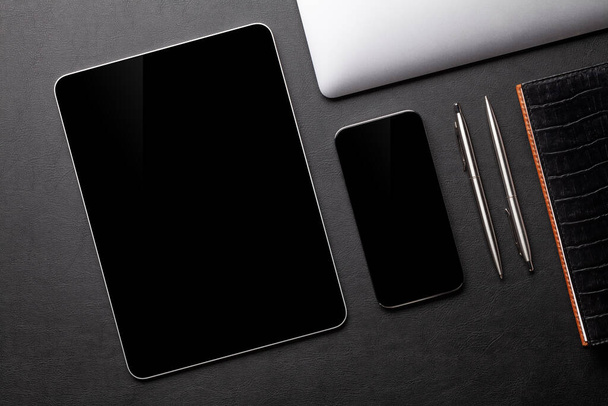 Tablette et smartphone avec écran blanc sur le bureau. Vue du dessus plat avec espace de copie - Photo, image