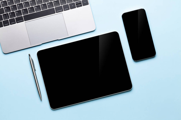 Tablette et smartphone avec écran blanc sur le bureau. Vue du dessus plat avec espace de copie - Photo, image