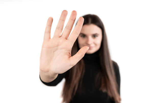  Hör auf! Junge schöne Mädchen über isolierten weißen Hintergrund macht Stop-Geste mit ihrer Hand - Foto, Bild