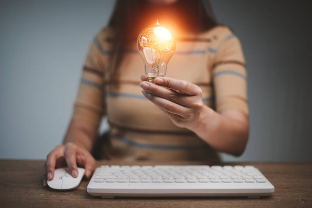 Hand der Frau mit beleuchteter Glühbirne, Idee, Innovation und Inspirationskonzept. . - Foto, Bild