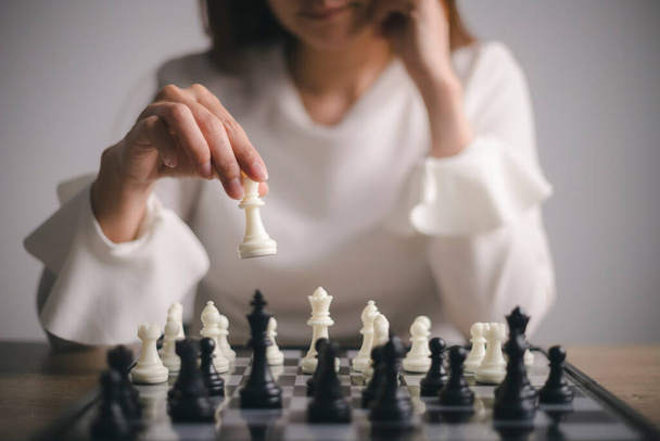 Podnikatelka si hraje s šachy. koncepce obchodní strategie a taktiky. koncepce strategie, řízení nebo vedení - Fotografie, Obrázek
