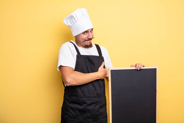 hombre chef encogiéndose de hombros, sintiéndose confundido e incierto - Foto, imagen