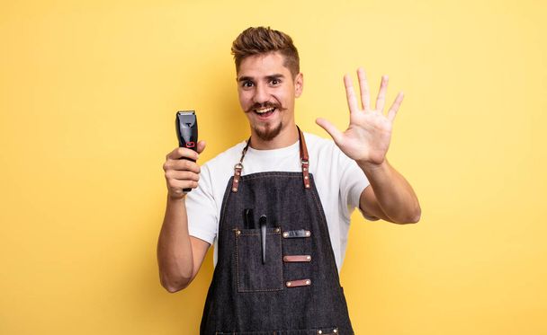 hipster barber man smiling and looking friendly, showing number five - Foto, afbeelding