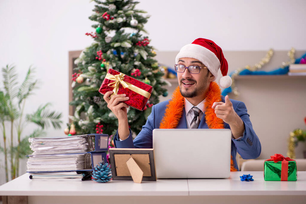 Nuori liikemies työskentelee kotoa jouluaattona - Valokuva, kuva