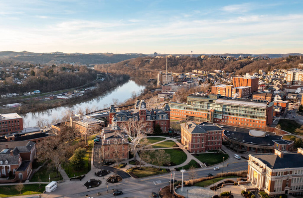 Luchtdrone panorama van de Woodburn Circle aan de universiteit in Morgantown, West Virginia - Foto, afbeelding