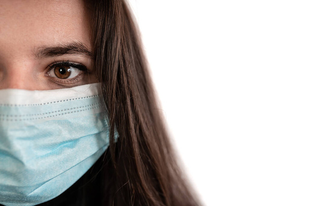 Dziewczyna z medyczną maską oddechową przeciwko wirusowi. Operacyjna maska ochronna. Zapobieganie rozprzestrzenianiu się koronawirusu, Covid-19, Omicron, przydatne w tle, dokumenty - Zdjęcie, obraz
