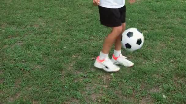 Front view of teen football players legs that doing exercises with ball - Кадры, видео