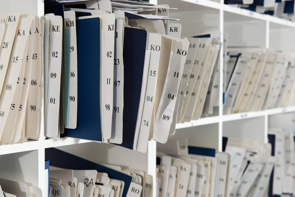 Полки заполнены папками и файлами медицинской карты, информацией о пациентах
 - Фото, изображение