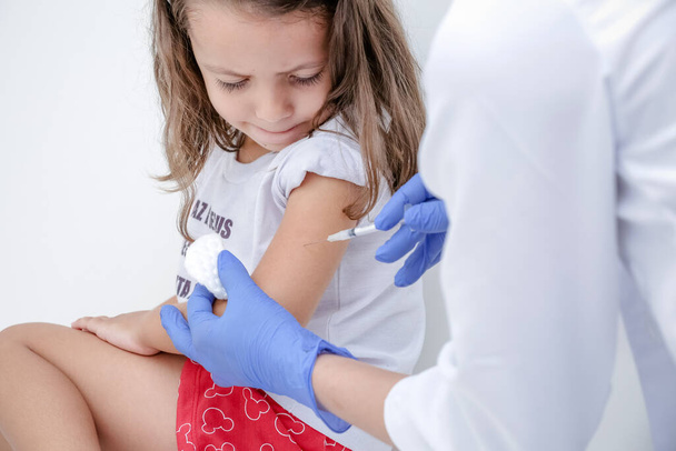 Εμβολιασμός παιδιών κατά της πανδημίας covid 19 που πλήττει τον κόσμο. - Φωτογραφία, εικόνα