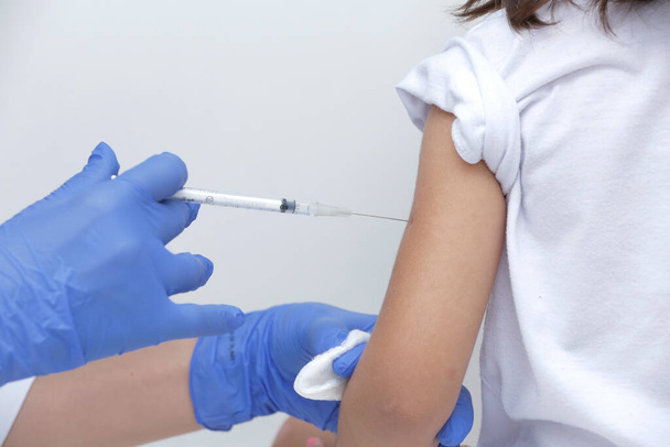 世界中で猛威をふるう19のパンデミックに対する子どものワクチン. - 写真・画像