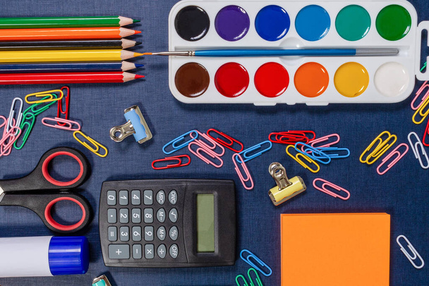 School supplies on a blue background. Home office. Back to school. - Foto, imagen