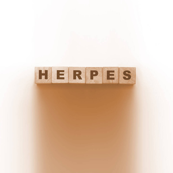 Слово HERPES, виготовлене з дерев'яних блоків на білому. Концепція охорони
. - Фото, зображення