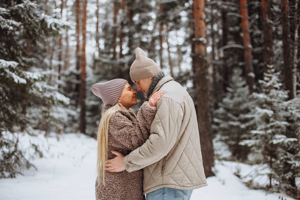 Couple in love on the background of a winter snowy forest - Foto, Bild
