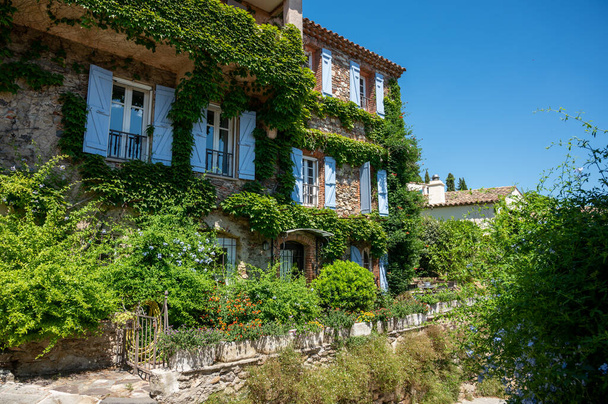 Värikäs kukka kesäkukkia muinaisessa ranskalaisessa kylässä Grimaud, matkakohde, Var, Provence, Ranska - Valokuva, kuva